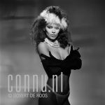 28-11-1984 Vanity in studio Amsterdam Photo: Govert de Roos/Connu

[keywords]Posed, Half Length, Eyecontact[/keywords]